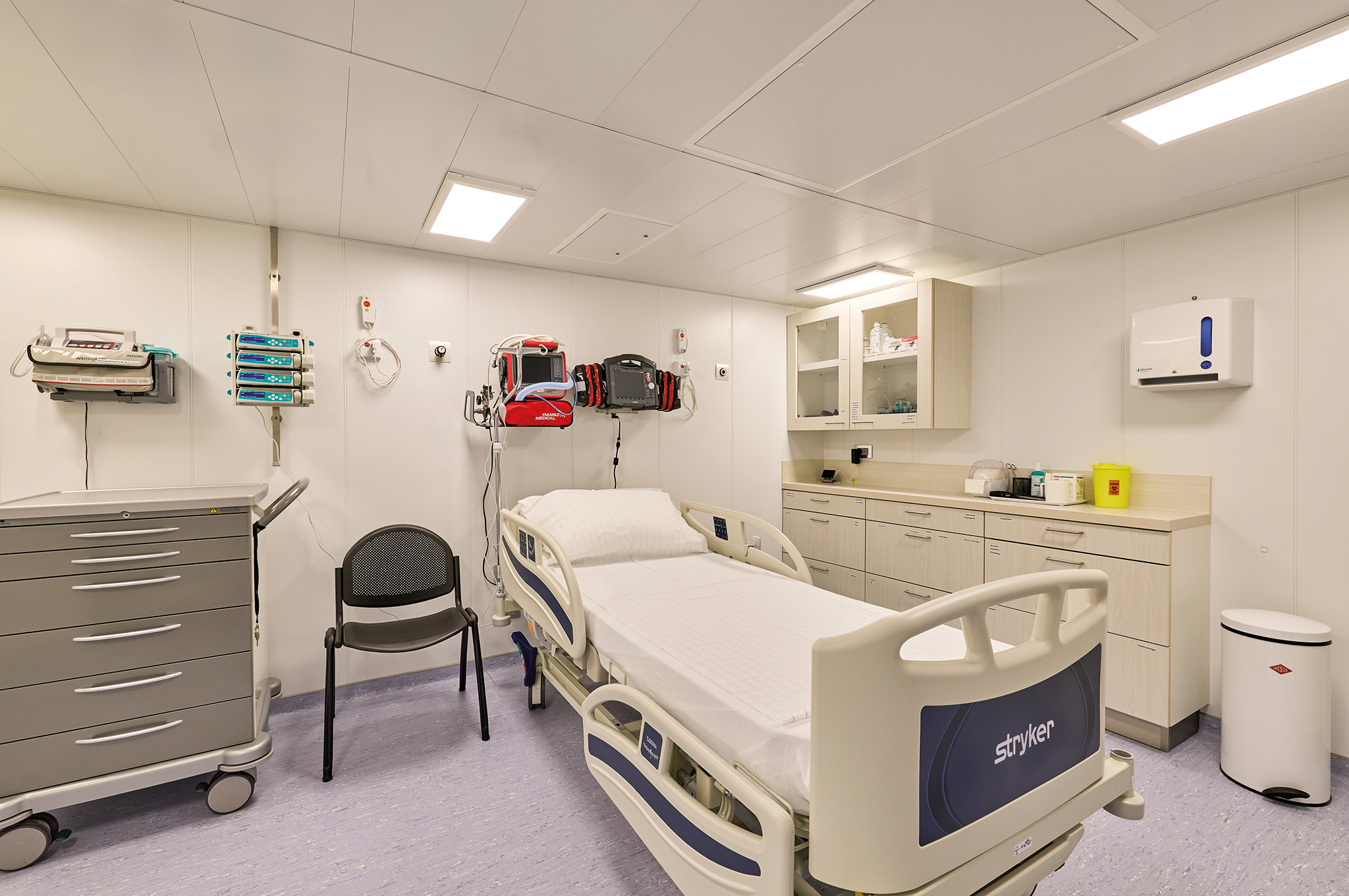 Krankenstation mit medizinischem Bett und Geräten an Bord der Mein Schiff Flow