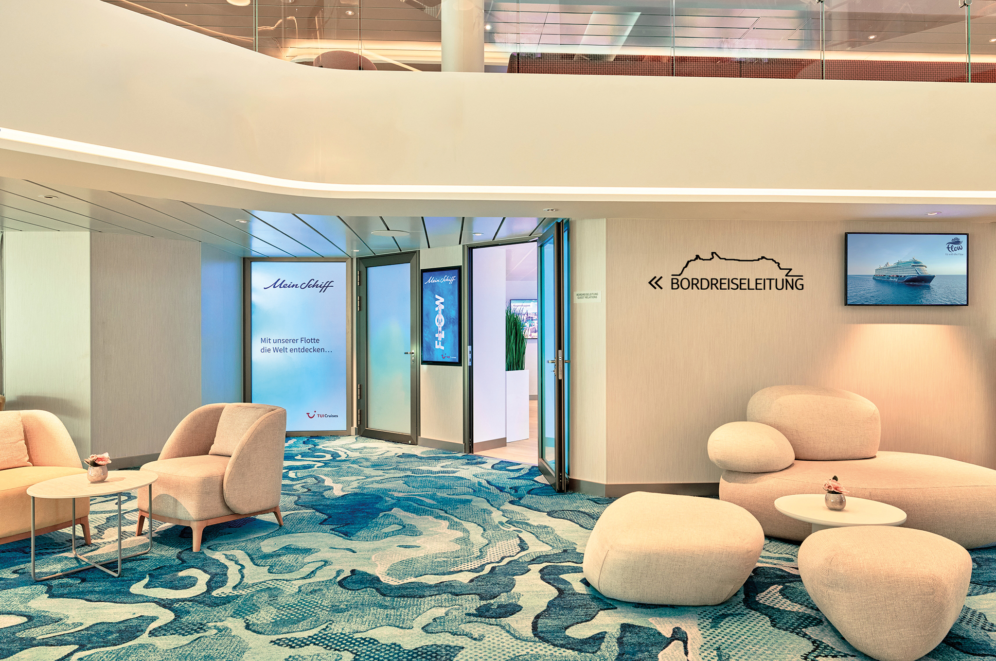 Bordreiseleitung Lounge mit Sitzgruppen auf der Mein Schiff Flow