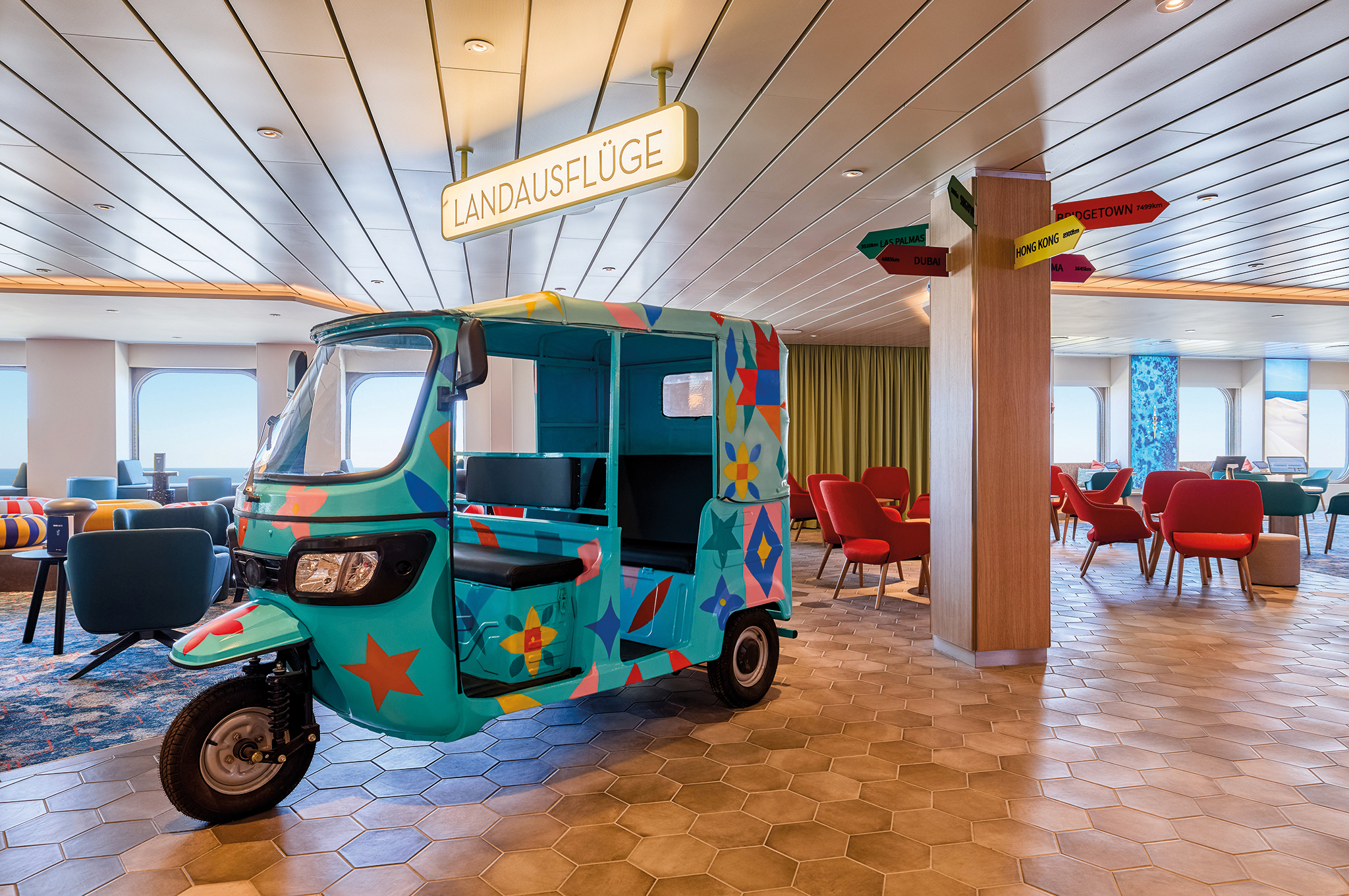 Dekoratives Tuk-Tuk im Landausflugsbüro der Mein Schiff Flow.