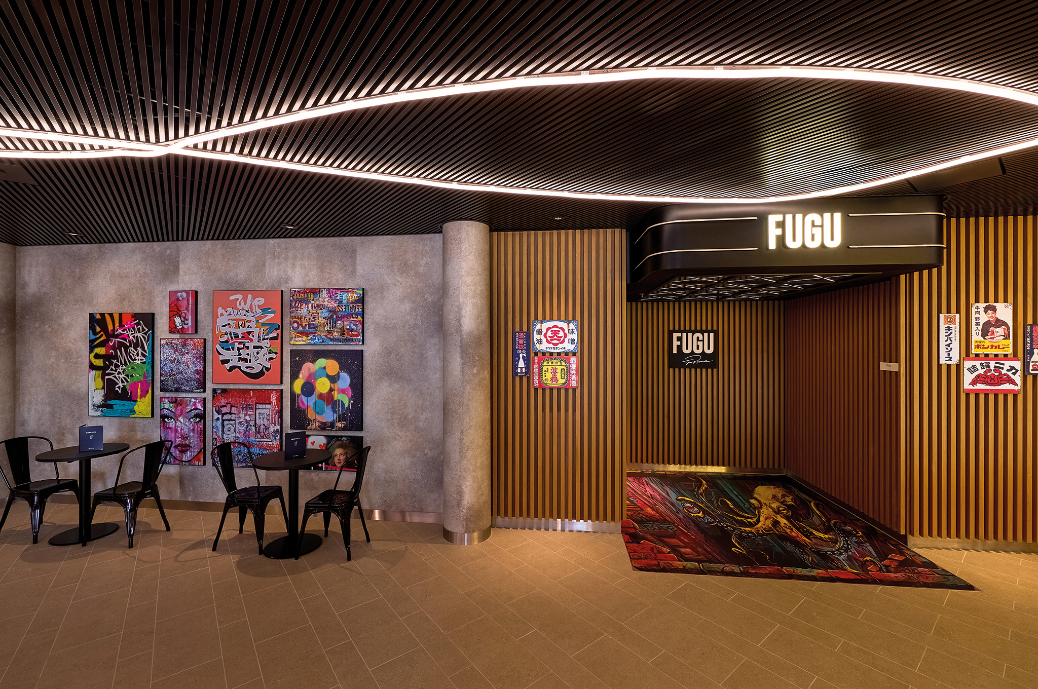 Eingangsbereich des japanischen Restaurants Fugu an Bord der Mein Schiff Flow mit Street Art Dekoration.