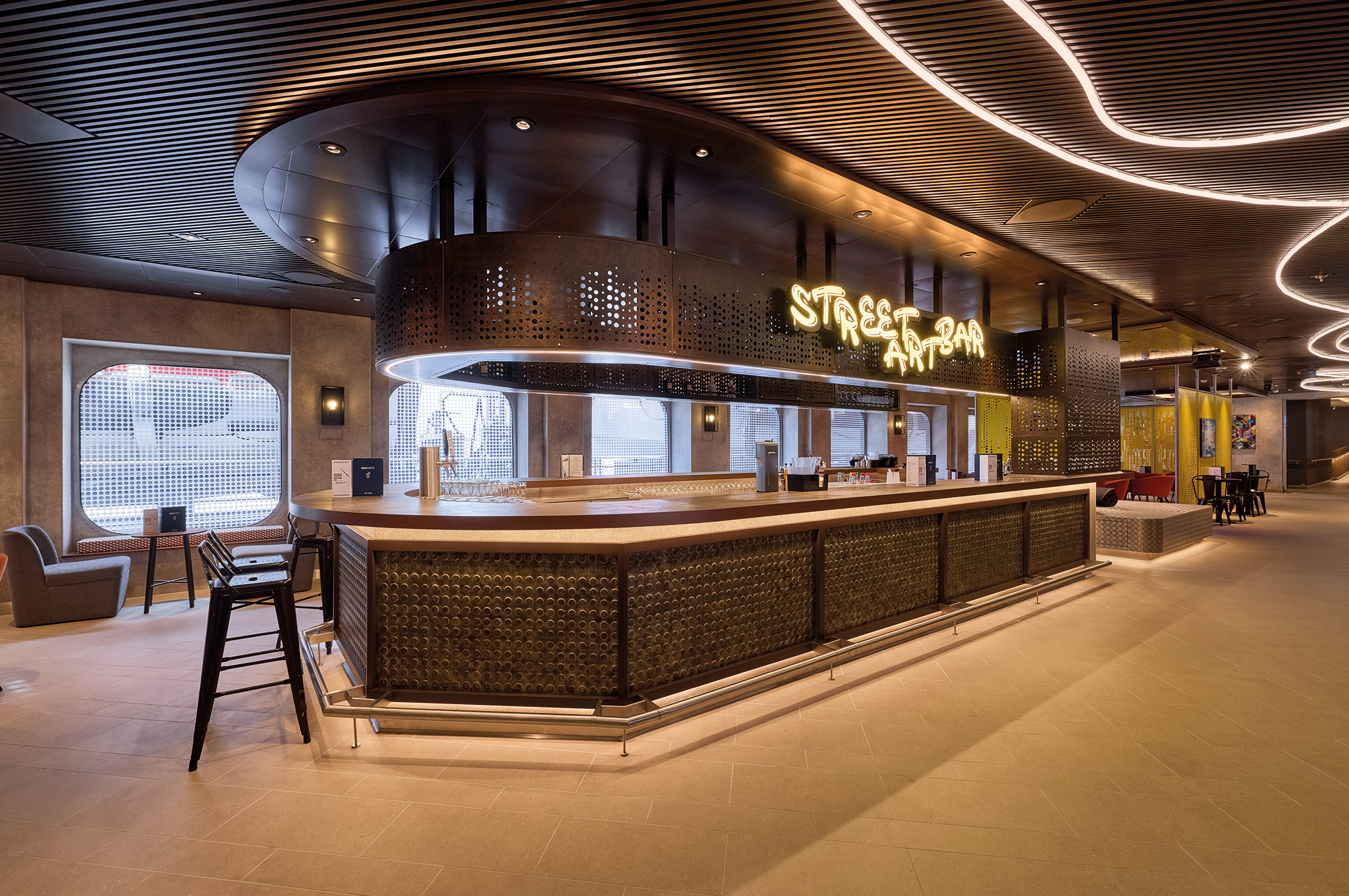 Street Art Bar an Bord der Mein Schiff Flow mit moderner Bartheke und Sitzgelegenheiten