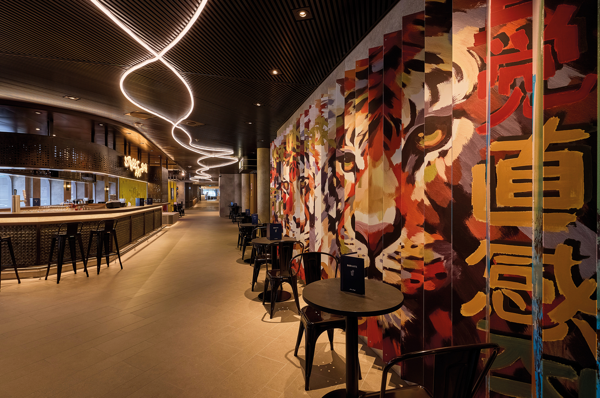 Street Art Bar an Bord der Mein Schiff Flow mit Wandgemälde und Theke
