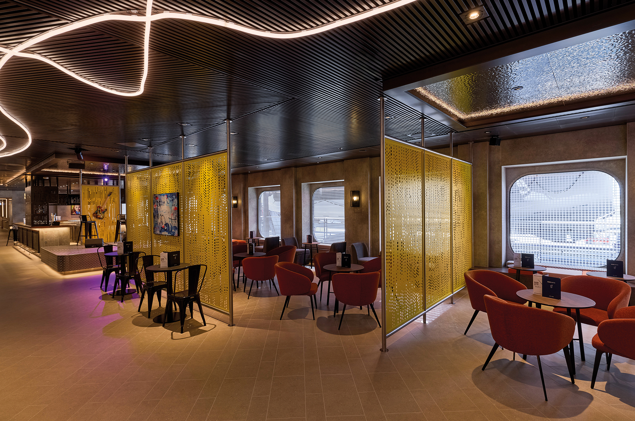 Innenansicht der Street Art Bar an Bord der Mein Schiff Flow mit Sitzbereichen und Bartheke.