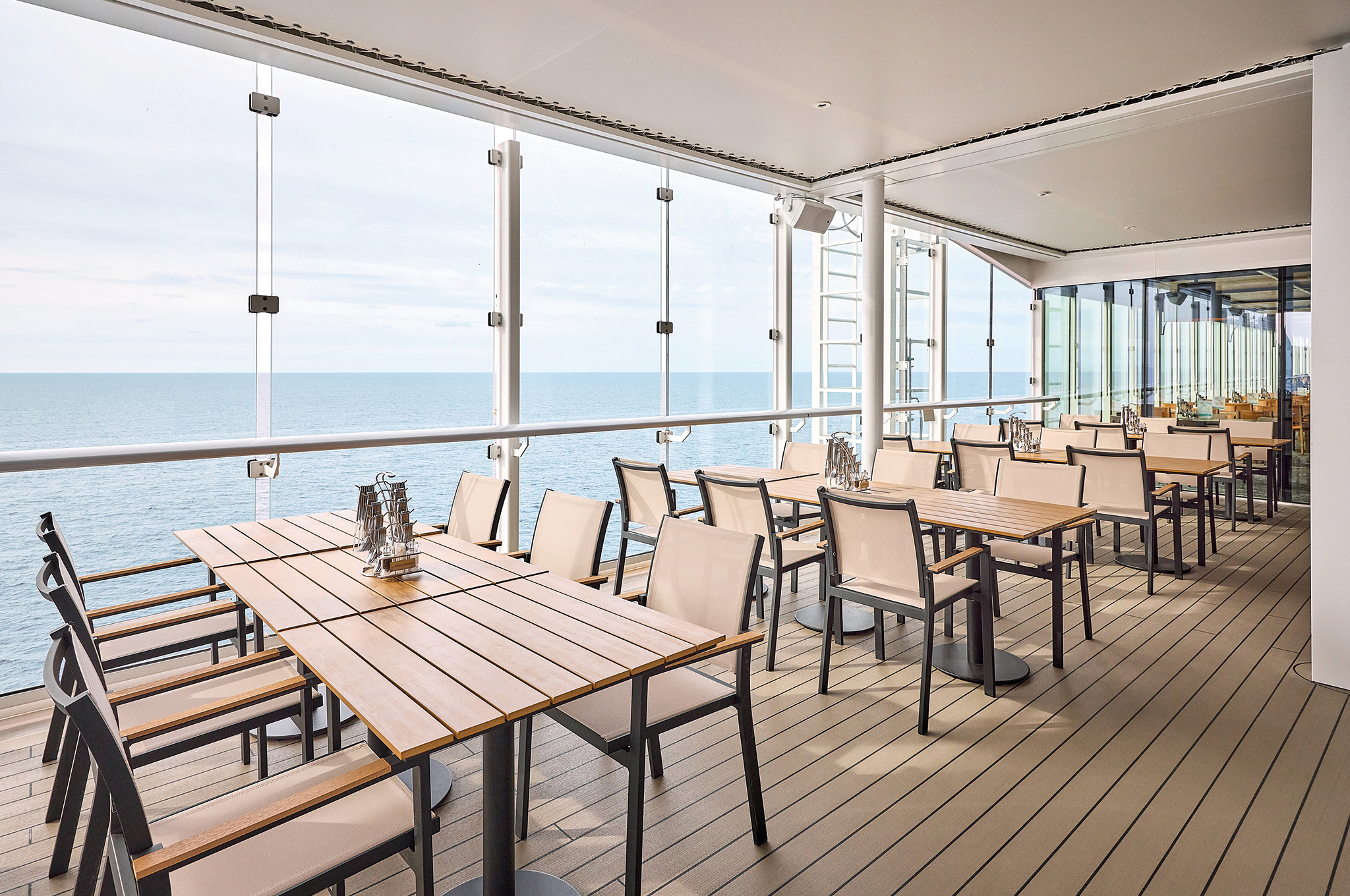 Terrasse des Pane e Sole Bistro an Bord der Mein Schiff Flow mit Blick auf das Meer