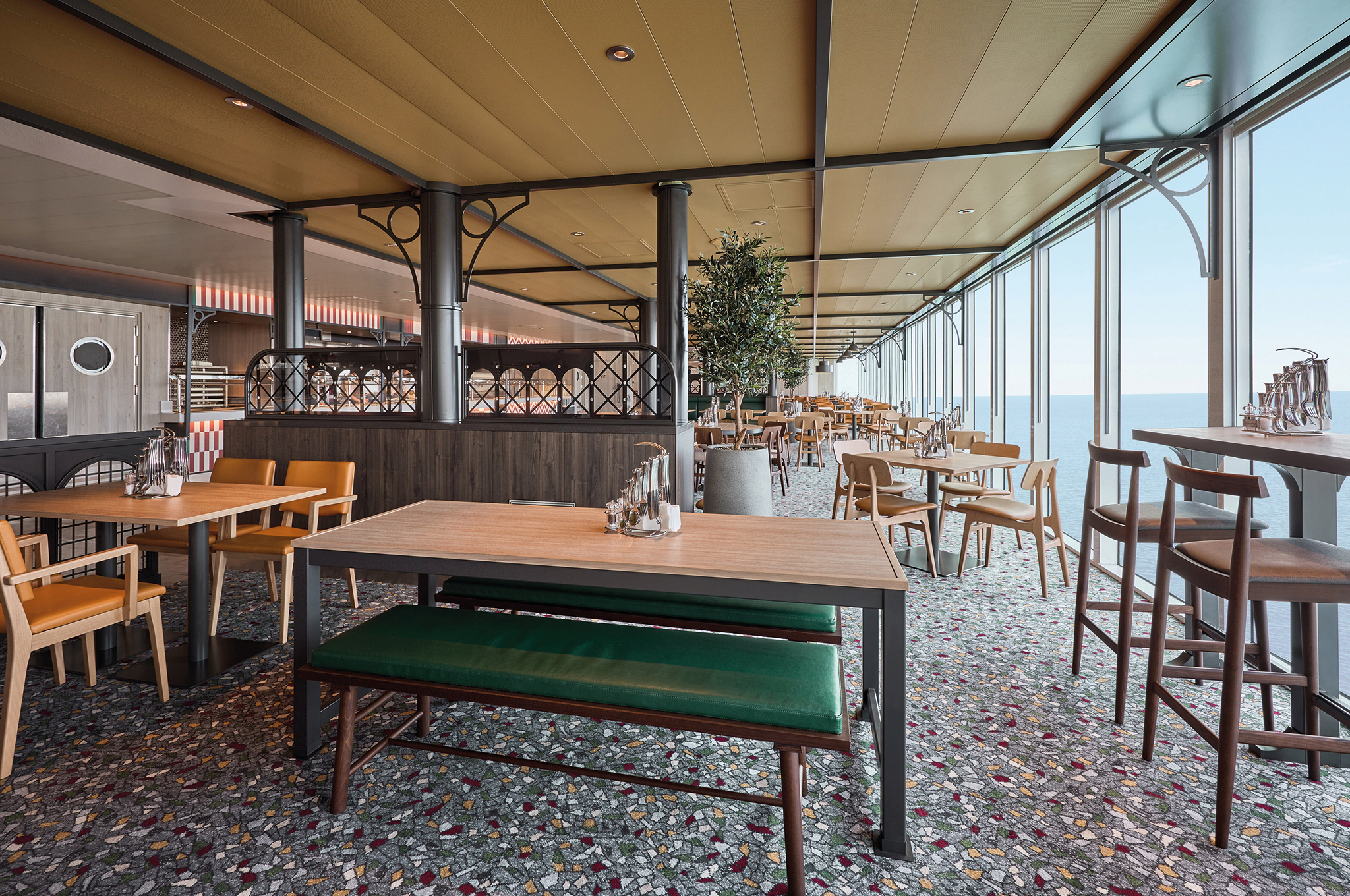 Innenansicht des Hafen Markts an Bord der Mein Schiff Flow mit Blick auf das Meer