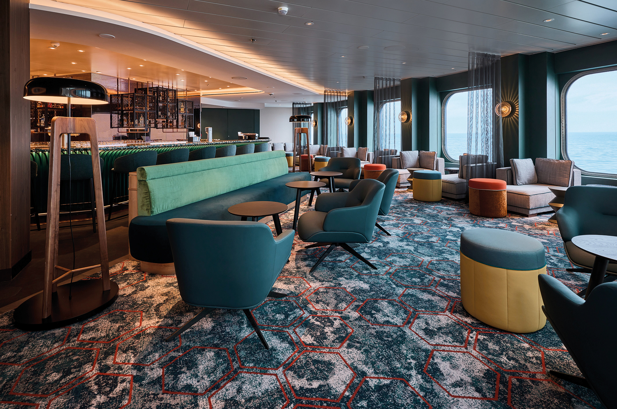 Innenansicht der Agora Bar auf der Mein Schiff Flow mit Sitzgruppen und Blick auf das Meer