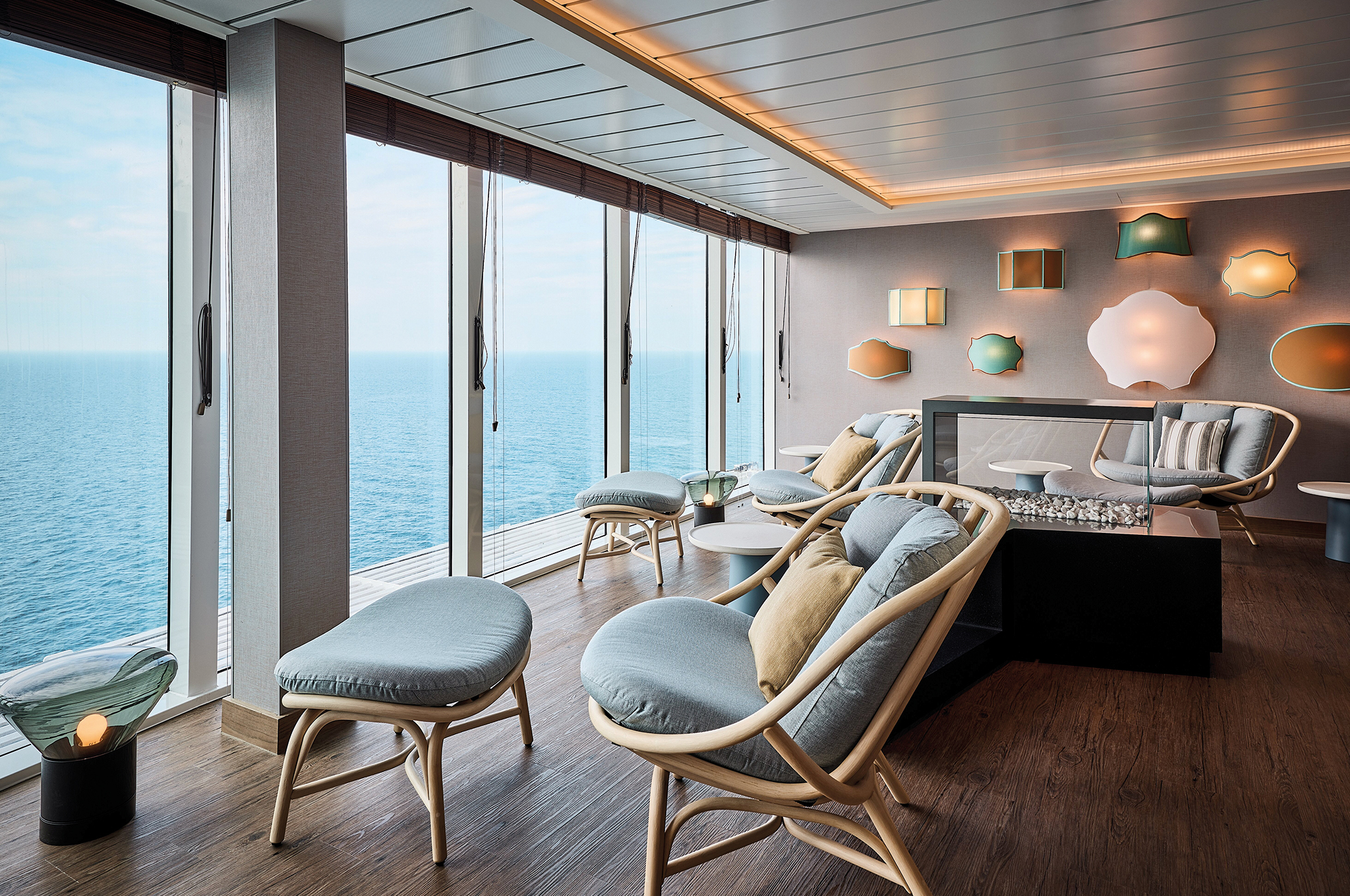Ruhige Lounge mit Meerblick auf der Mein Schiff Flow