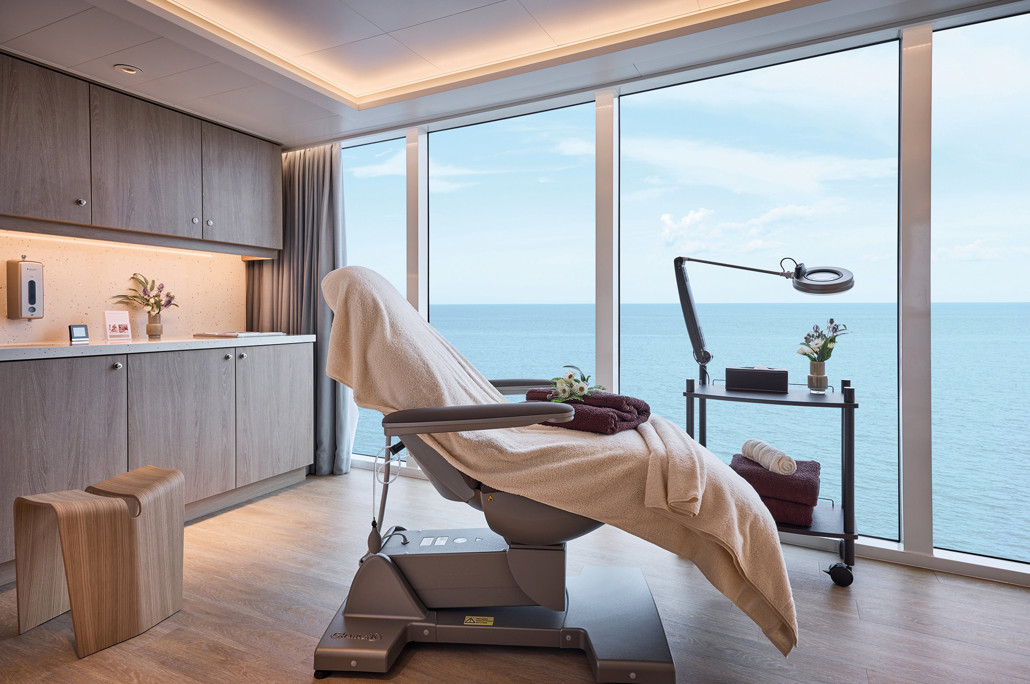 Behandlungsstuhl im Beautysalon der Mein Schiff Flow mit Meerblick