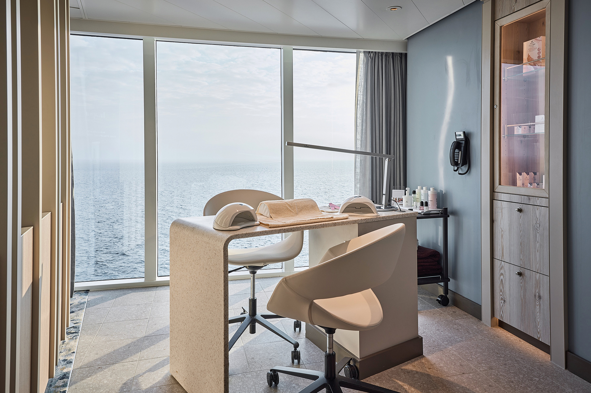 Manicure-Station im Beautysalon der TUI Cruises: Mein Schiff Flow mit Meerblick