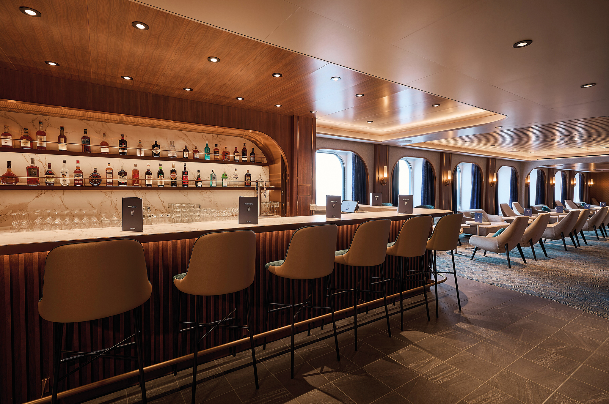 Bar am Heck der Mein Schiff Flow mit Theke und Sitzgelegenheiten.