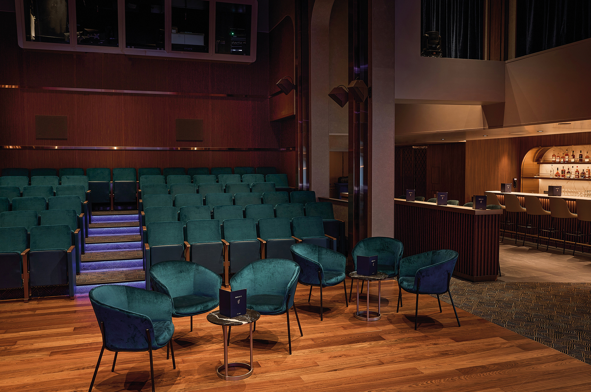 Theater und Lounge mit Bar auf der Mein Schiff Flow