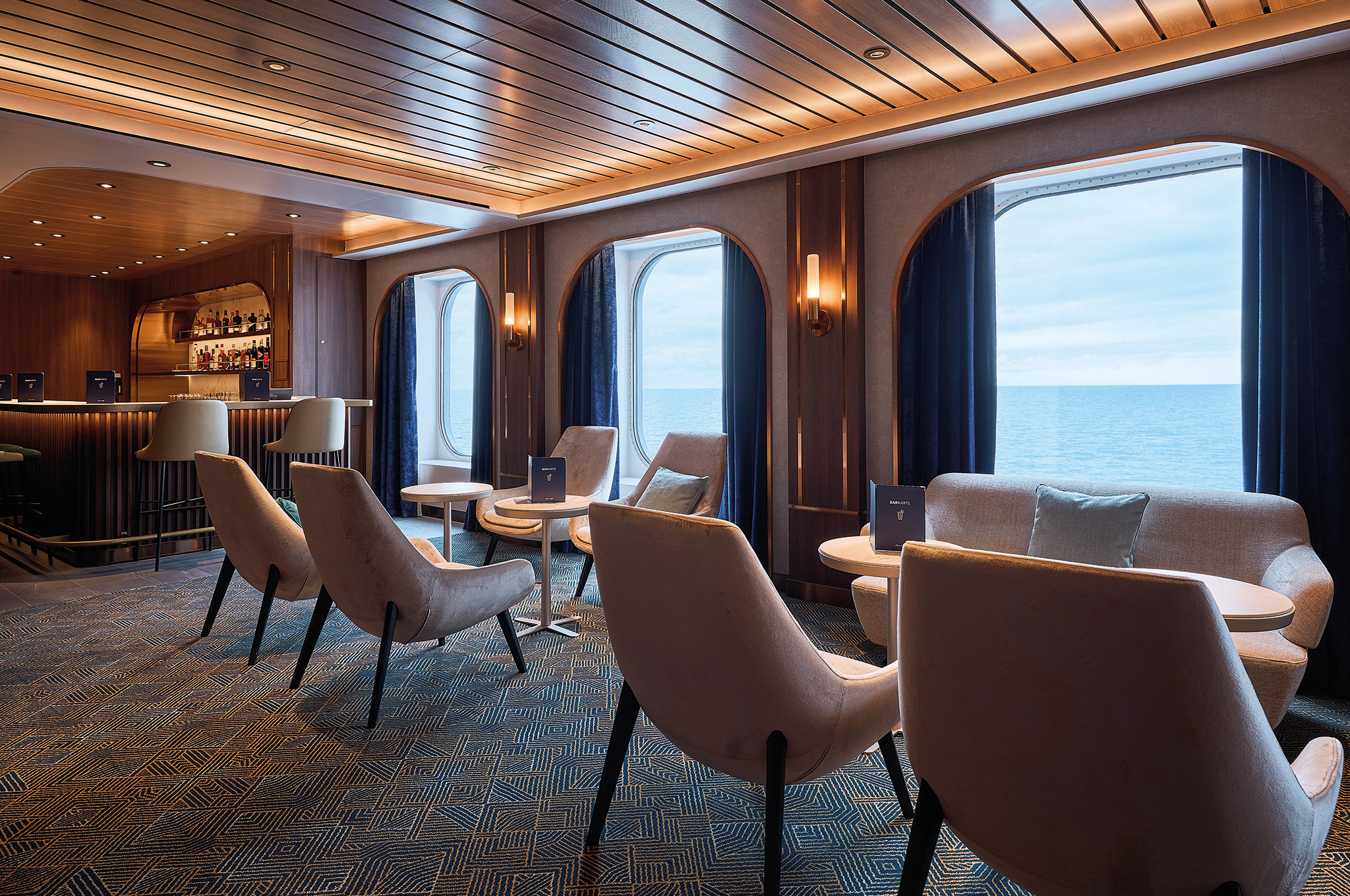 Innenansicht der Agora Bar an Bord der Mein Schiff Flow mit Blick auf das Meer