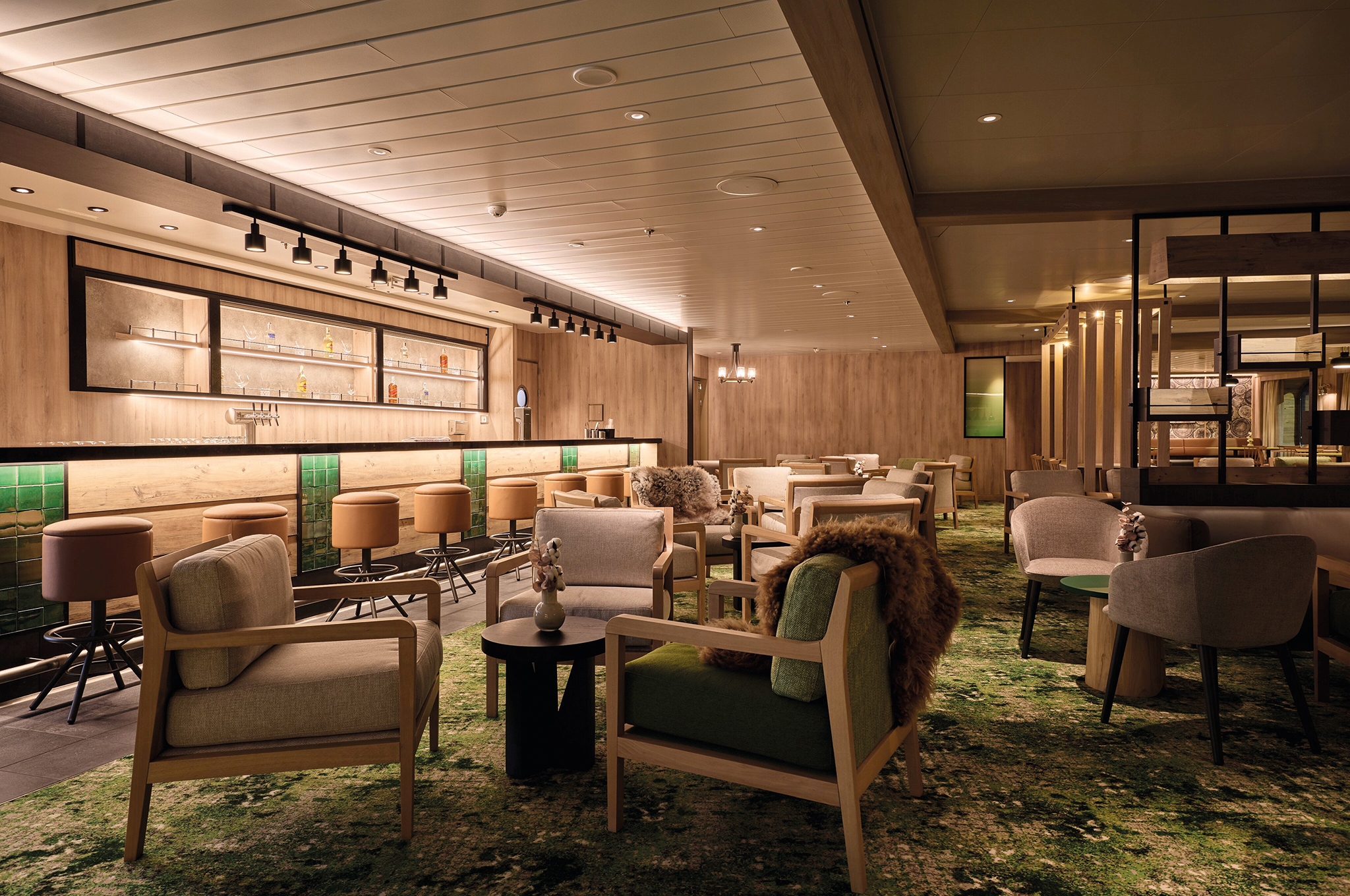 Interieur der Agora Bar an Bord der Mein Schiff Flow mit Bartheke und Sitzgruppen