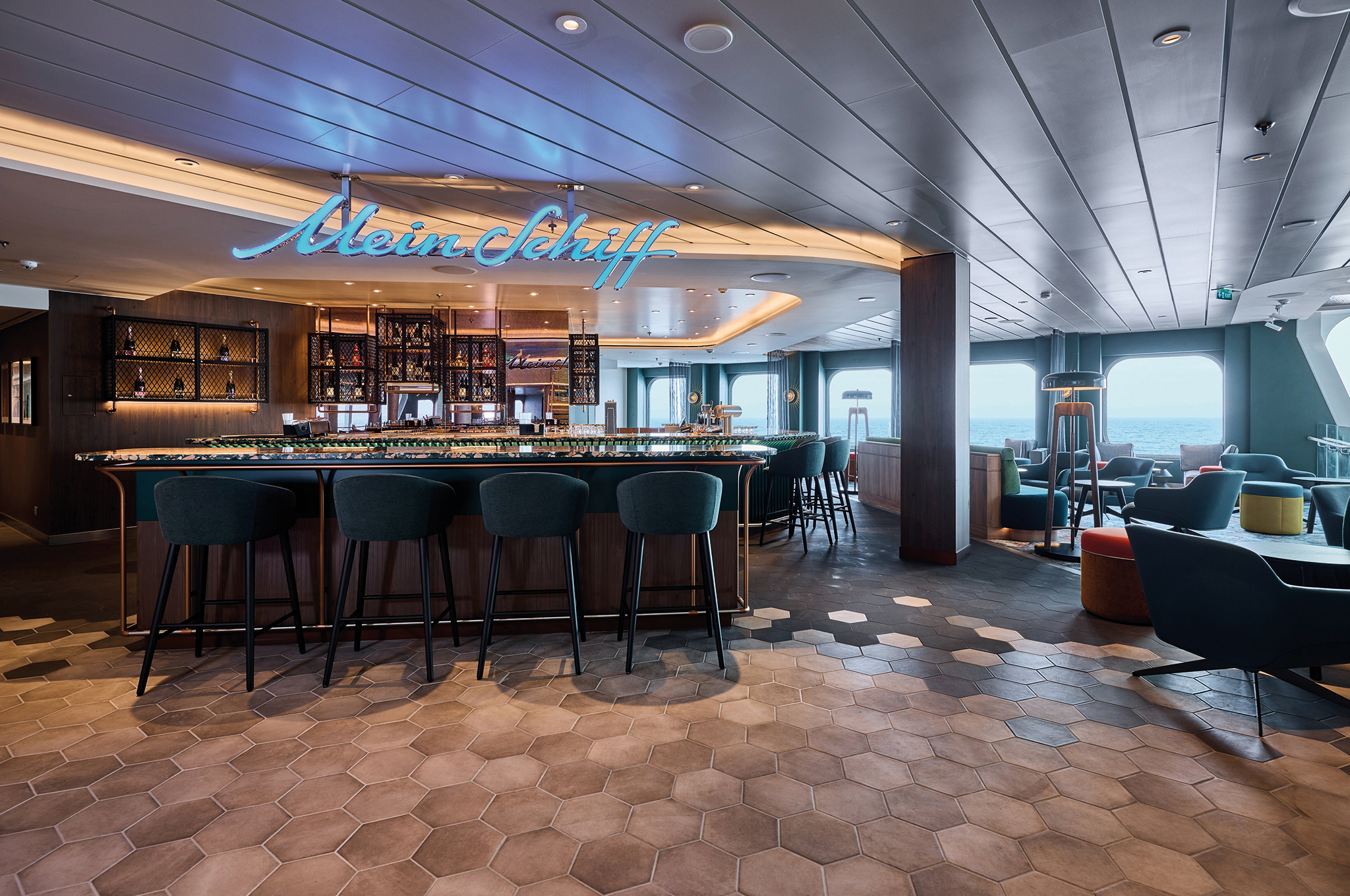 Mein Schiff Bar an Bord der TUI Cruises: Mein Schiff Flow mit Thekenbereich und Lounge-Sitzgruppen