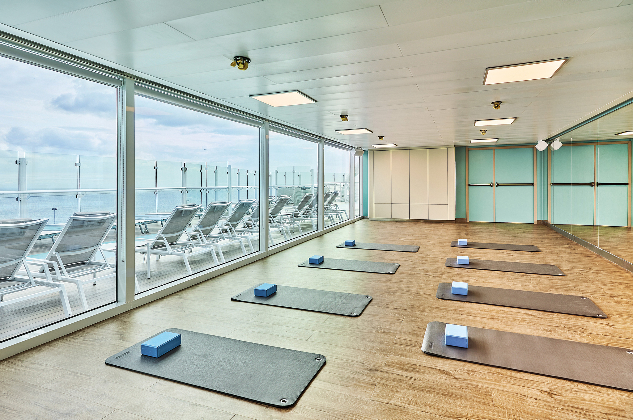 Yoga- und Gymnastikraum mit Blick auf das Meer an Bord der Mein Schiff Flow