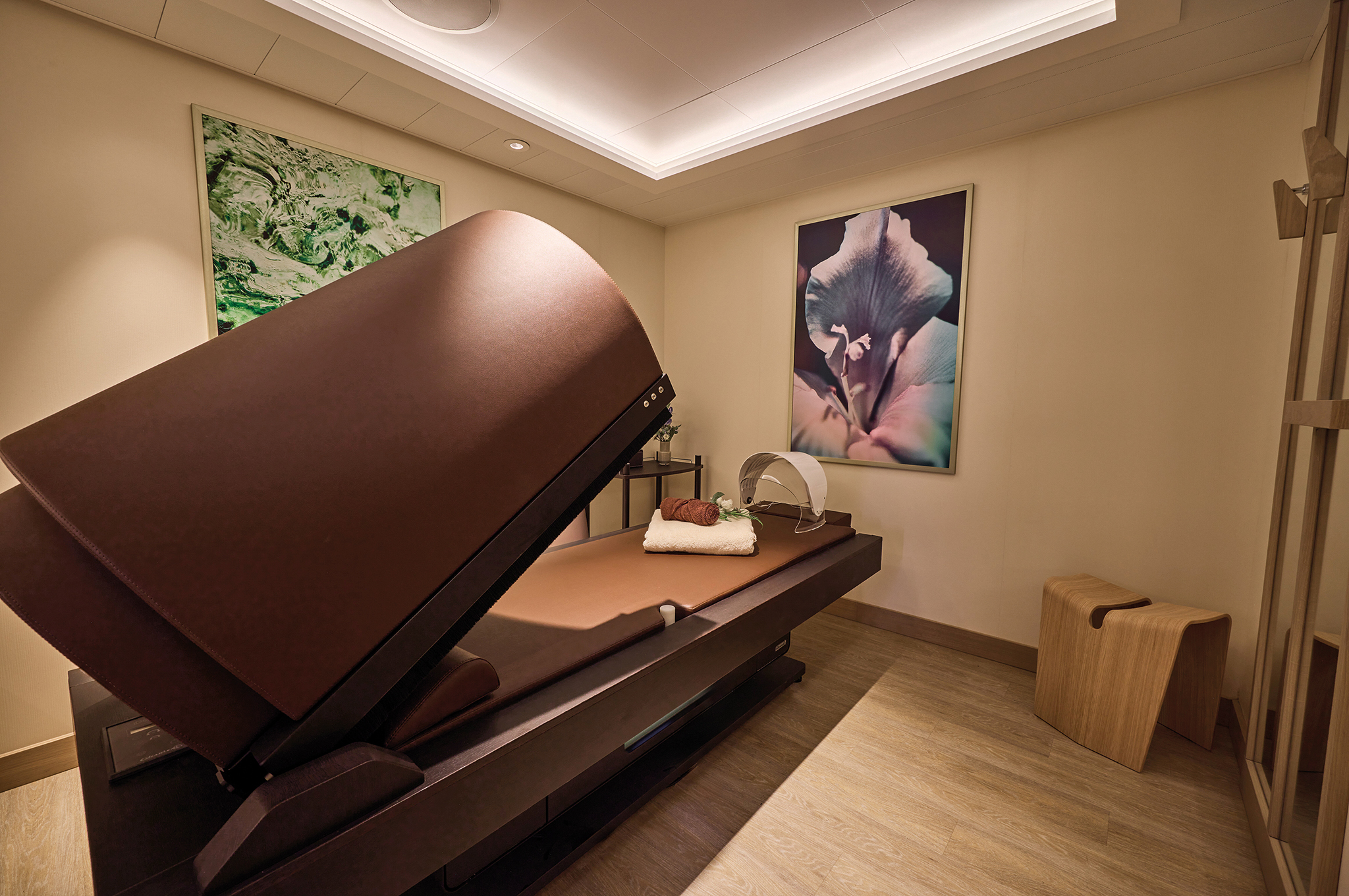 Massagebereich im Spa & Meer der Mein Schiff Flow mit Liege und Kunst an der Wand