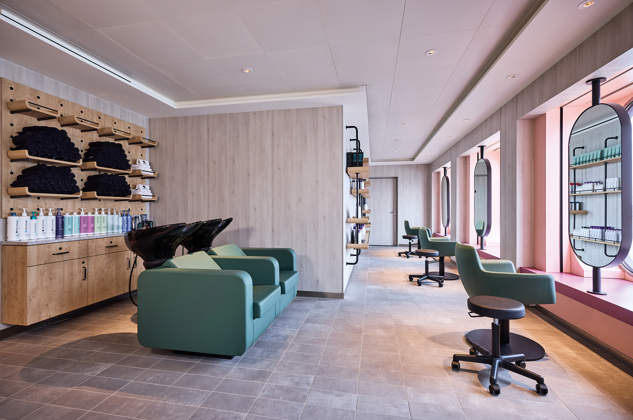 Friseur im Wellness & Spa-Bereich der Mein Schiff Flow