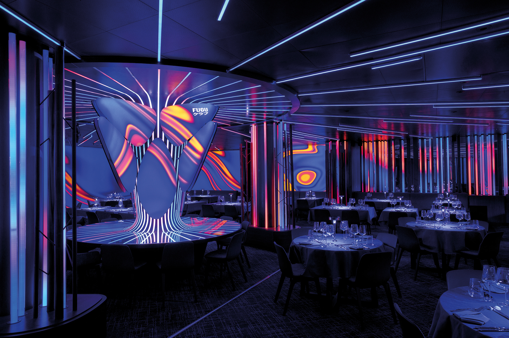 Japanisches Restaurant Fugu auf der Mein Schiff Flow mit futuristischer Lichtinstallation