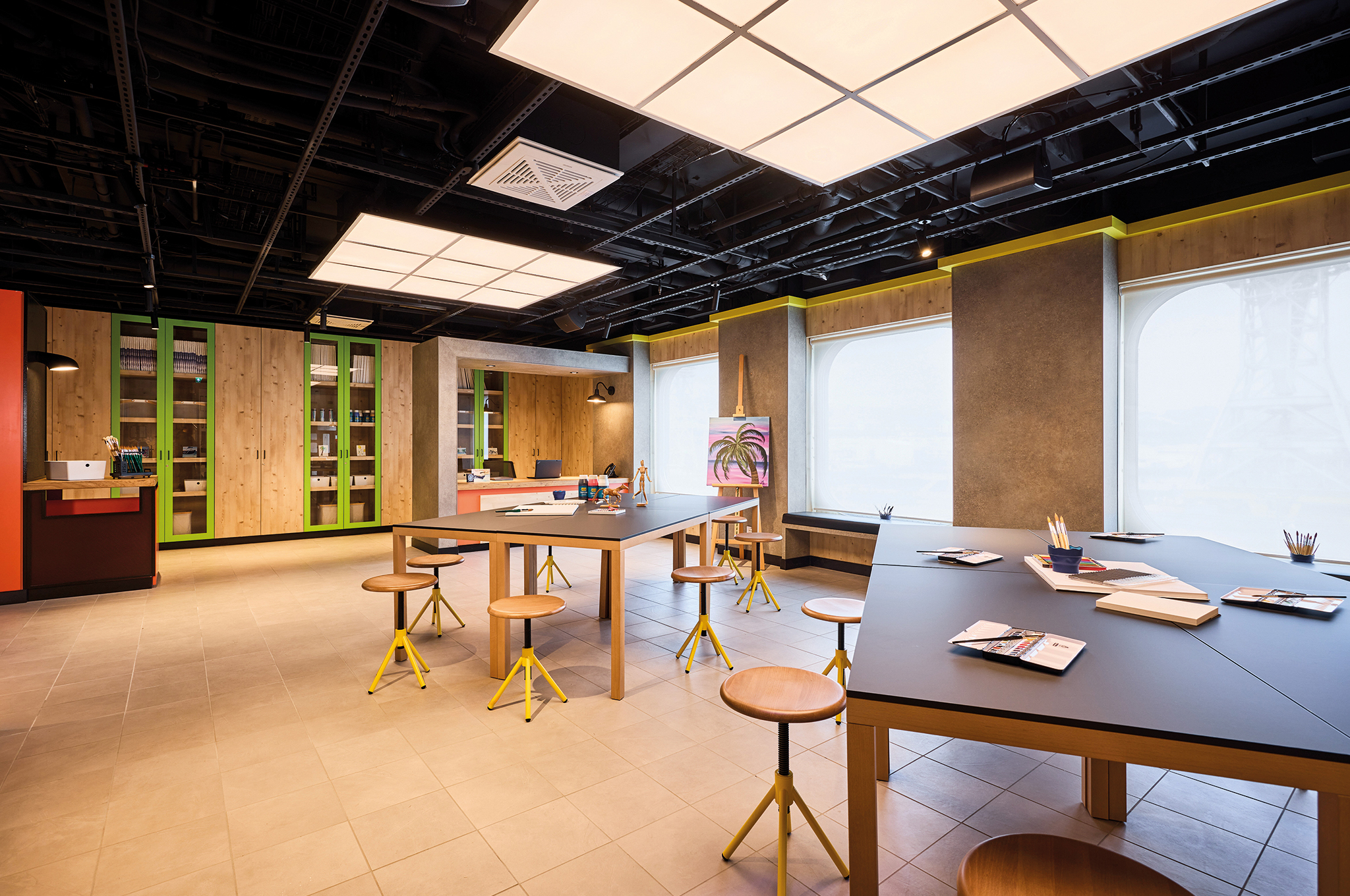 Kreativkurse und Kunstunterricht im Atelier an Bord der Mein Schiff Flow