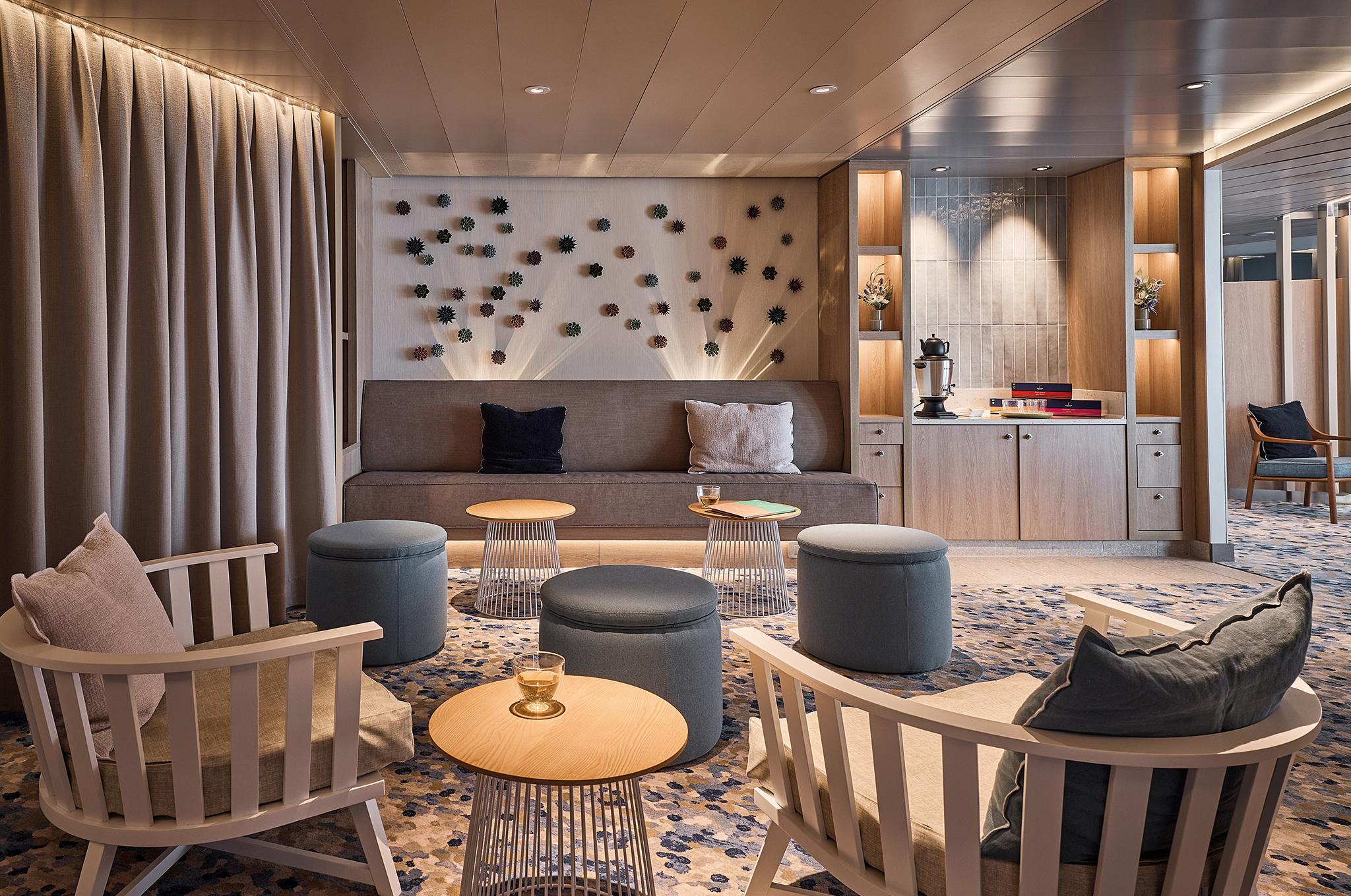 Gemütliche Sitzgruppe mit Kaffeestation im Lounge-Bereich der Mein Schiff Flow.