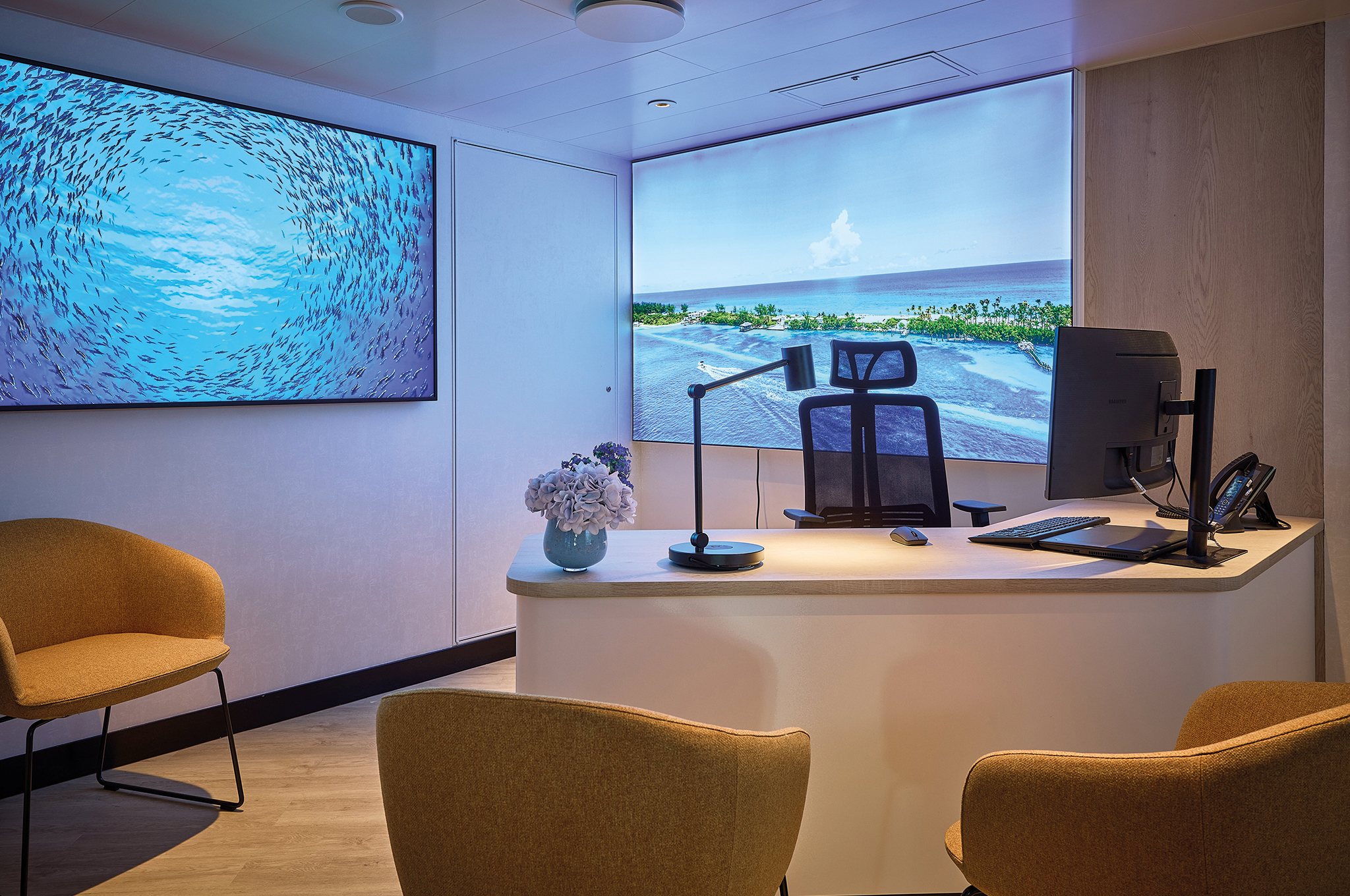 Arbeitsplatz am Landausflugsbüro an Bord der Mein Schiff Flow
