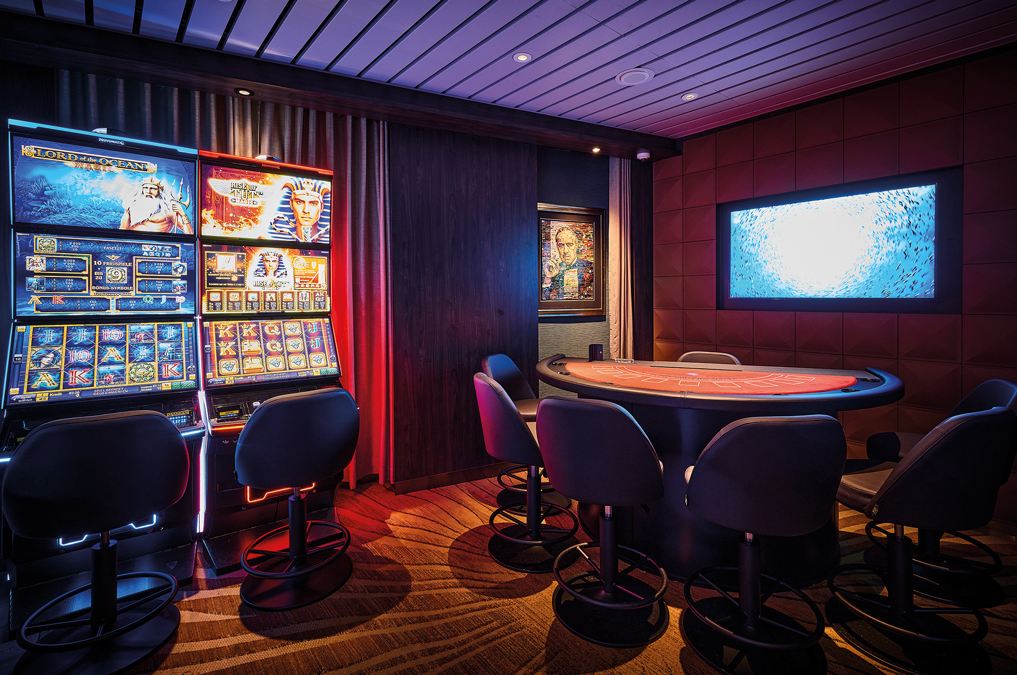 Spielautomaten und Spieltisch im La Cage- Casino&Bar&Burlesque an Bord der Mein Schiff Flow