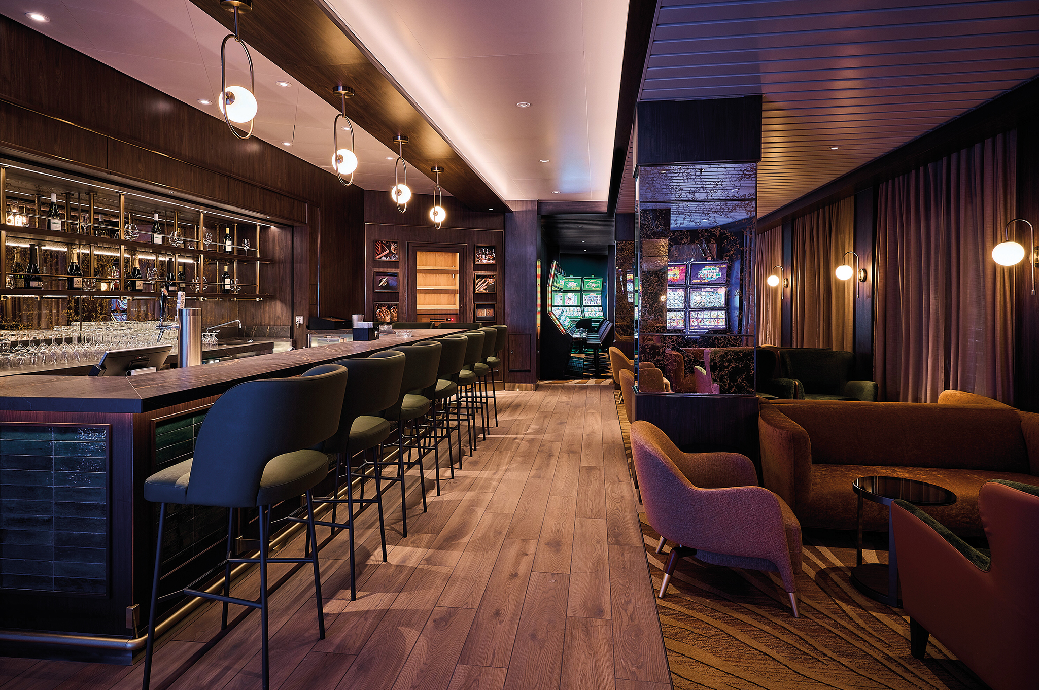 Bar und Loungebereich der La Cage- Casino&Bar&Burlesque an Bord der Mein Schiff Flow.