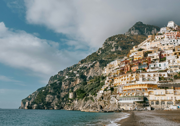 Italia Salerno Strand mit Blick auf die Häuser